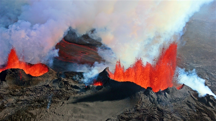 Bárðarbunga volcano eruption in Iceland with lava and smoke