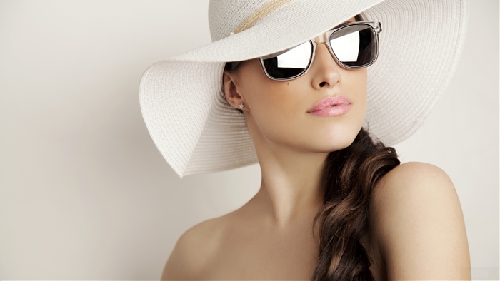 Woman with Hat and Sunglasses 4K
