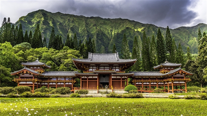 Byodo-In Temple with Koʻolau Mountains