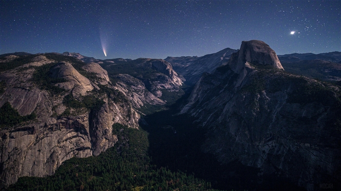 Yosemite Valley Under Comet and Stars 4K