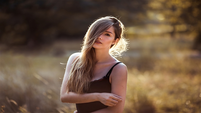 Blonde Woman Outdoors 4K