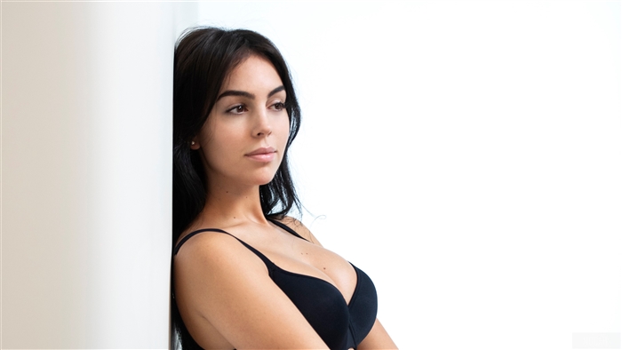 Georgina Rodriguez in black bra 4K