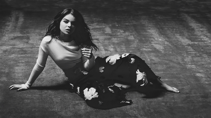 Hailee Steinfeld in Monochrome 4K
