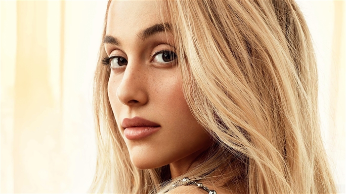 Ariana Grande Closeup