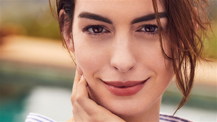 Anne Hathaway 2020