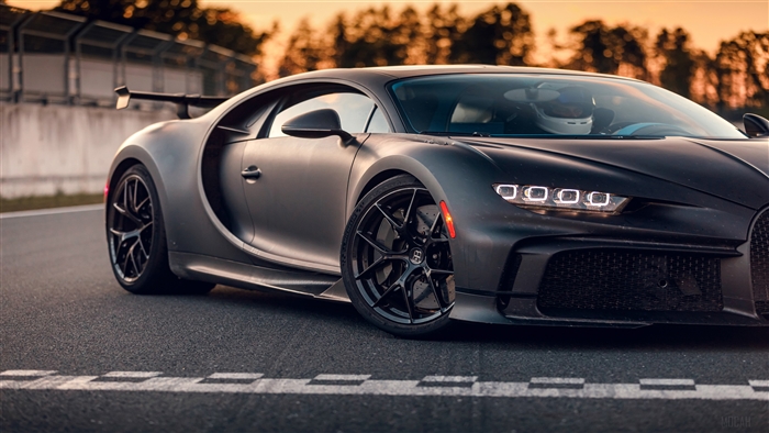 4K Bugatti Chiron Pur Sport on Race Track