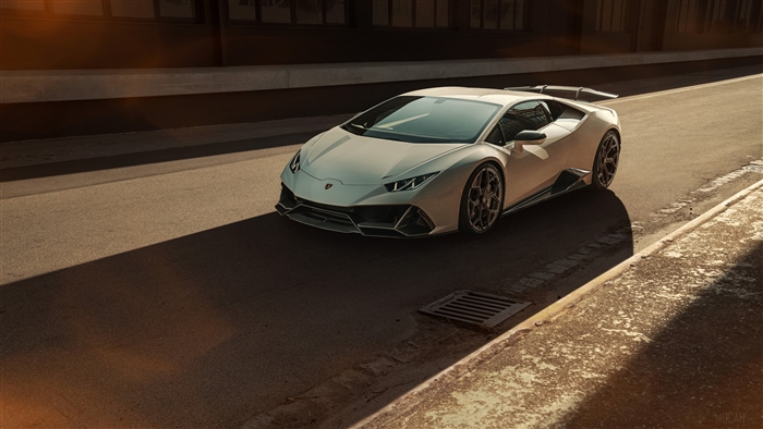 White Lamborghini Huracan Evo 4K