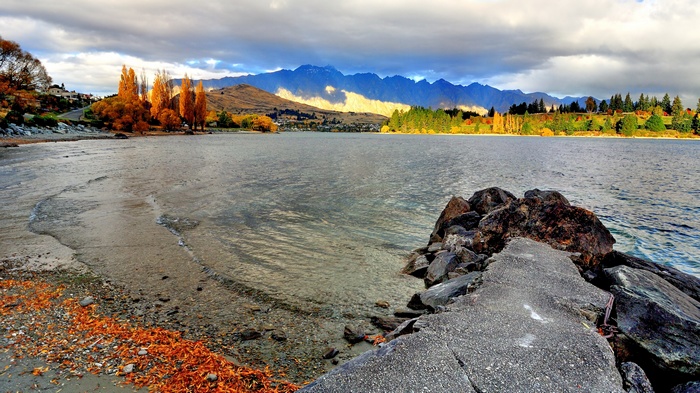 Lake with mountains and autumn trees