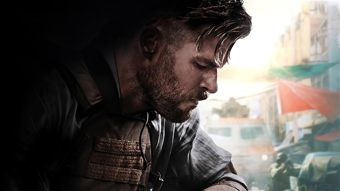 Chris Hemsworth in Extraction 4K