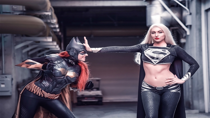 Supergirl And Batwoman Cosplay