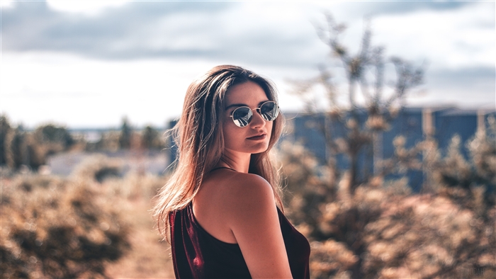 Girl with sunglasses in 4K