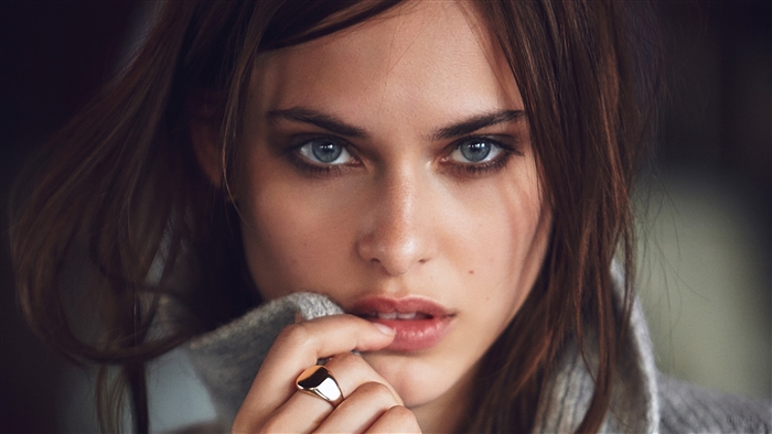 Model with blue eyes and ring 4K