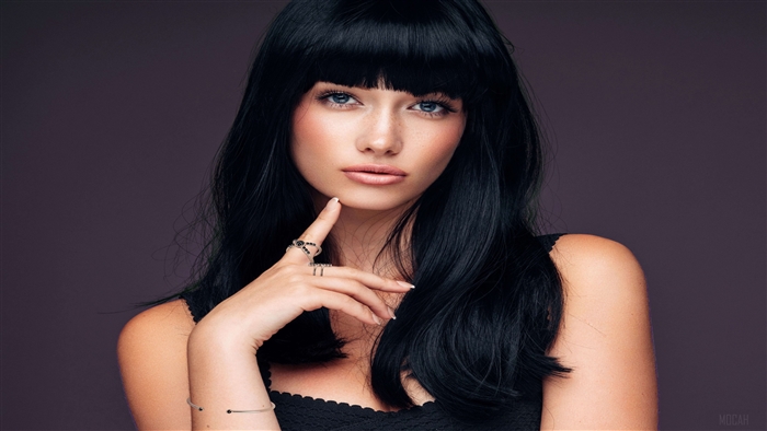 Model with black hair and bangs