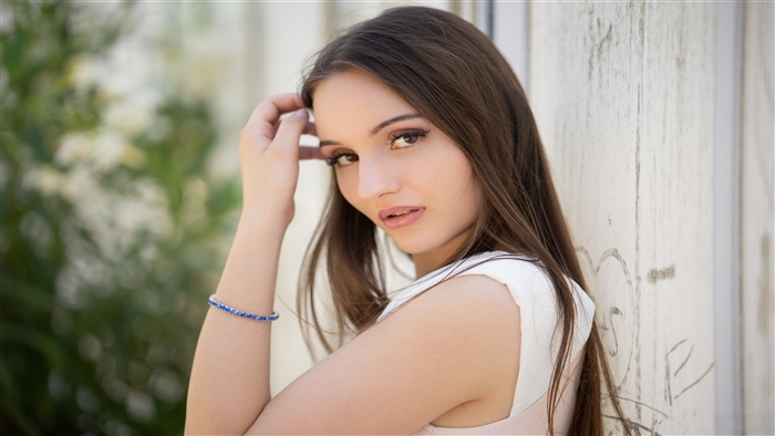 Girl Looking In Depth 4K