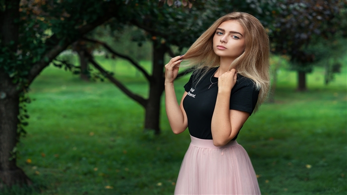 Girl in Pink Skirt and Black T-shirt in Park 4K