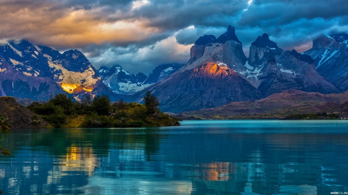 4K Scenic Lake with Mountain Reflections at Sunset