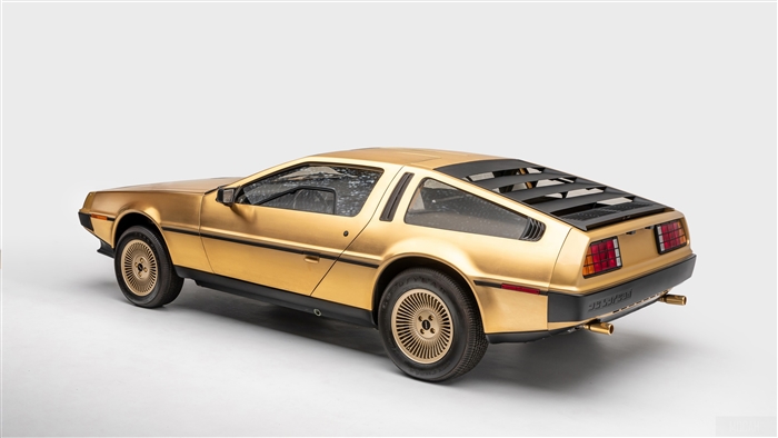 Gold-plated 1981 DeLorean DMC-12 4K