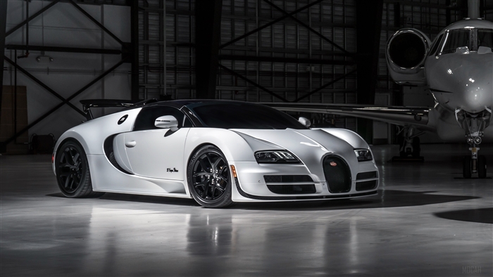 White Bugatti Veyron Grand Sport Vitesse Roadster 4K