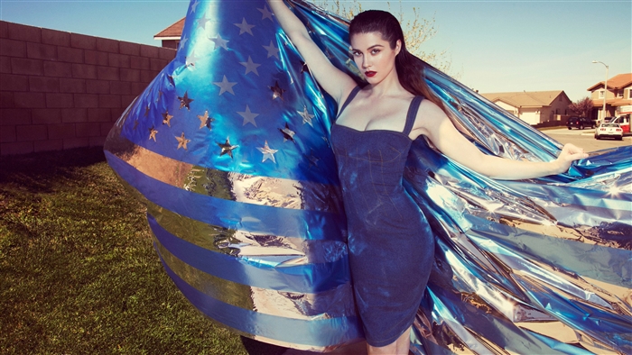Mary Elizabeth Winstead with American Flag