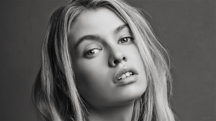 Stella Maxwell 4K Monochrome