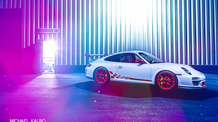 White Porsche GT3RS with red accents