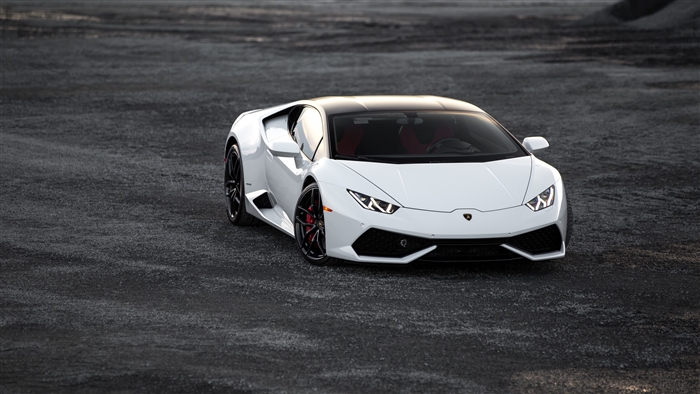 White Lamborghini Huracan 4K