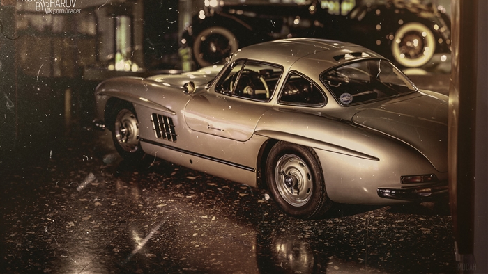 Silver Mercedes Benz 300SL Gullwing Coupe 4K