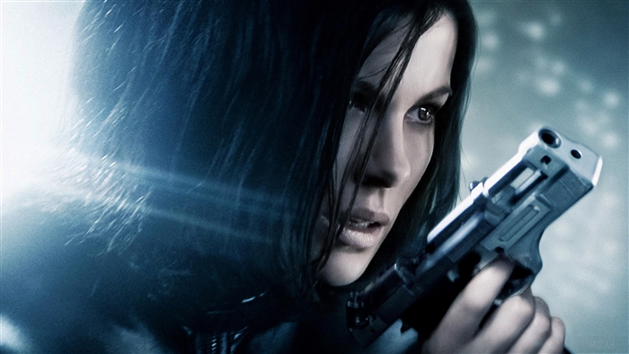 Selene from Underworld holding a gun