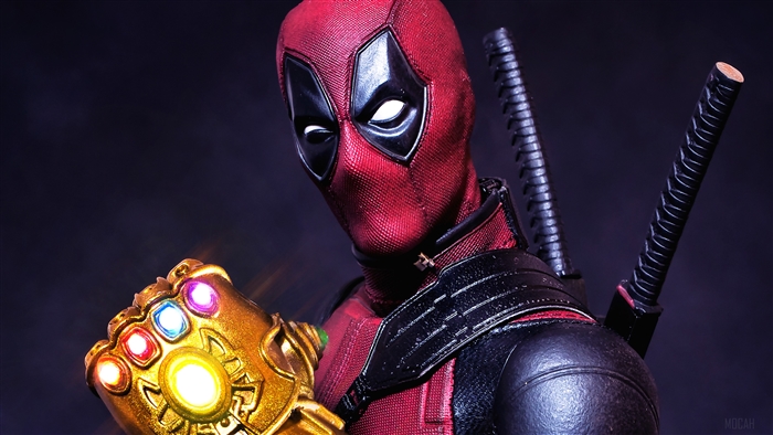 Deadpool Holding Infinity Gauntlet 4K