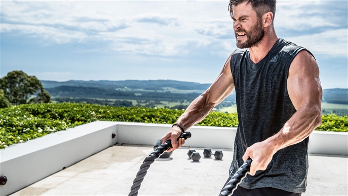 Chris Hemsworth training with battle ropes 4K