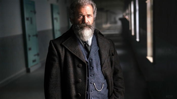 Mel Gibson in a dark hallway 4K