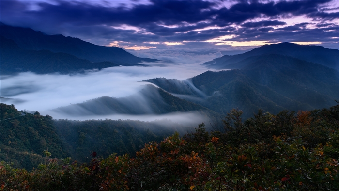 Foggy Mountains at Dusk 4K