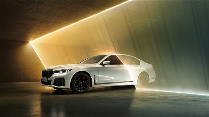 White BMW 745 M Sport 4K