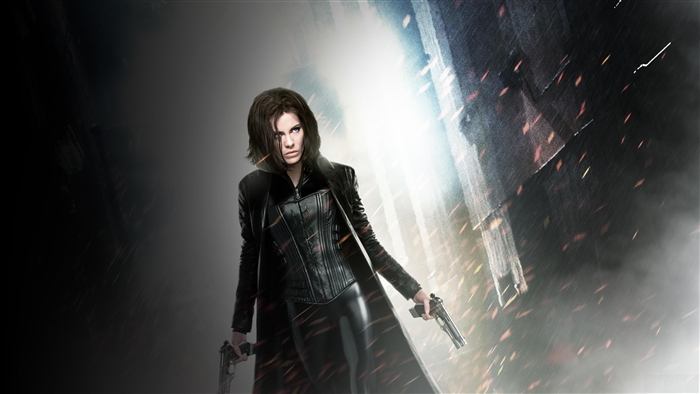 Selene from Underworld holding guns