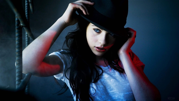 Michelle Trachtenberg wearing a hat