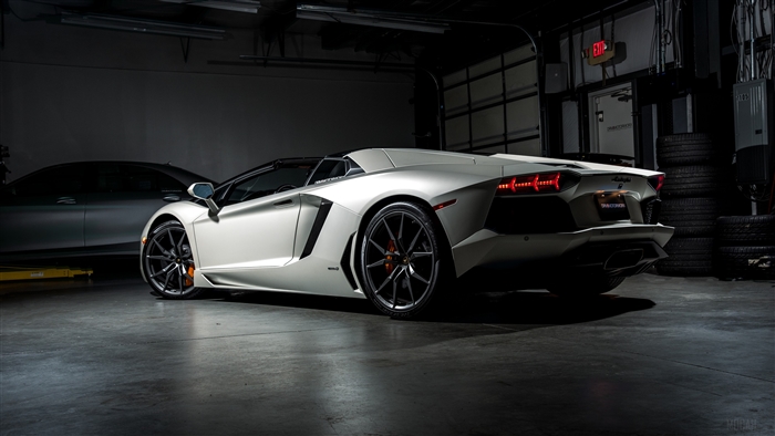 White Lamborghini Aventador Roadster 4K