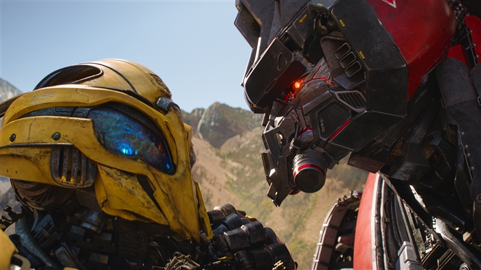 Bumblebee and Decepticon from Bumblebee Movie 4K