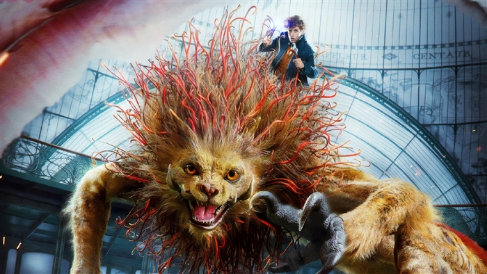 Newt Scamander and a creature from Fantastic Beasts The Crimes of Grindelwald 4K