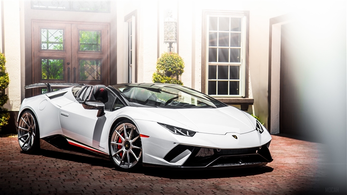 White Lamborghini Huracan Performante 4K