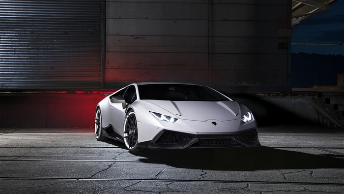 White Lamborghini Huracan 4K