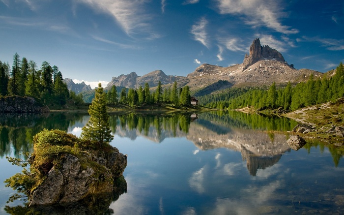 Lake reflection of mountains and trees