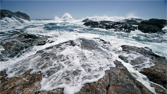 Waves crashing on rocky shore 4K
