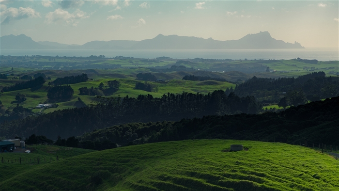 Rolling green hills and mountains in New Zealand 4K