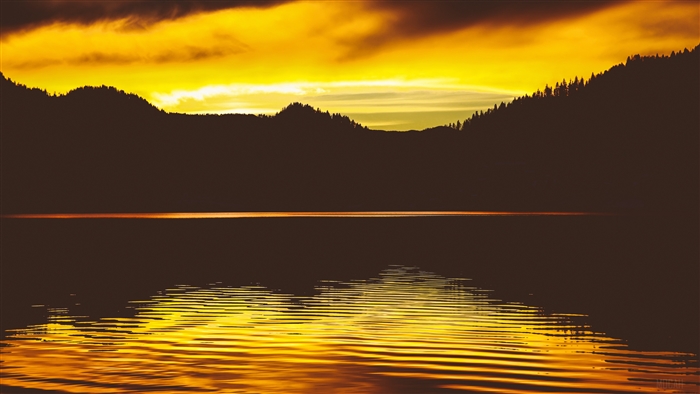 Lake reflection at sunset with mountain skyline 4K