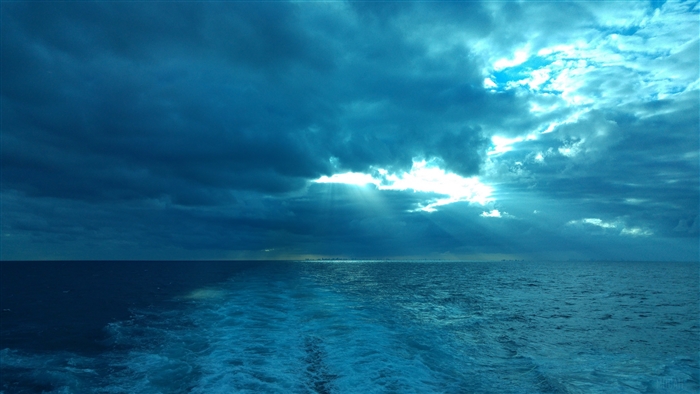 Sea horizon with clouds and waves 4K