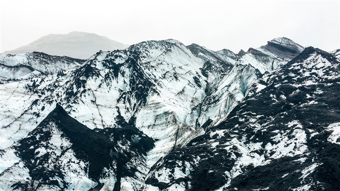 Snow-covered mountains and peaks 4K