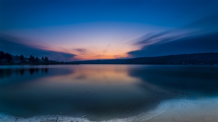 Lake at sunset with horizon 4K