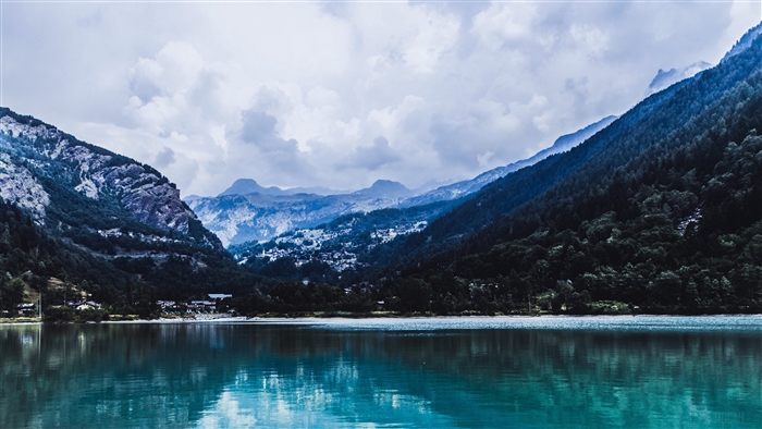 Lake and Mountains Reflection 4K