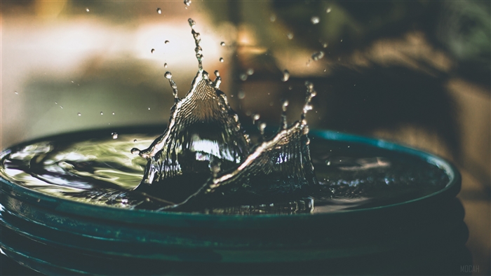 Water splash in a container 4K