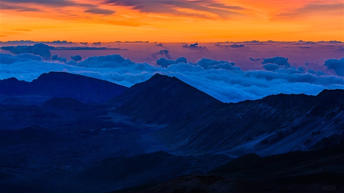 Sunset over clouds and mountains in Hawaii 4K